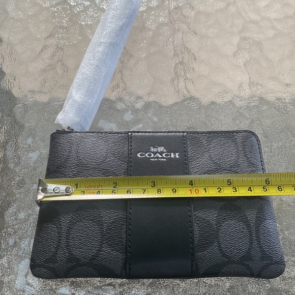 NWT coach wristlet - Picture 6 of 7